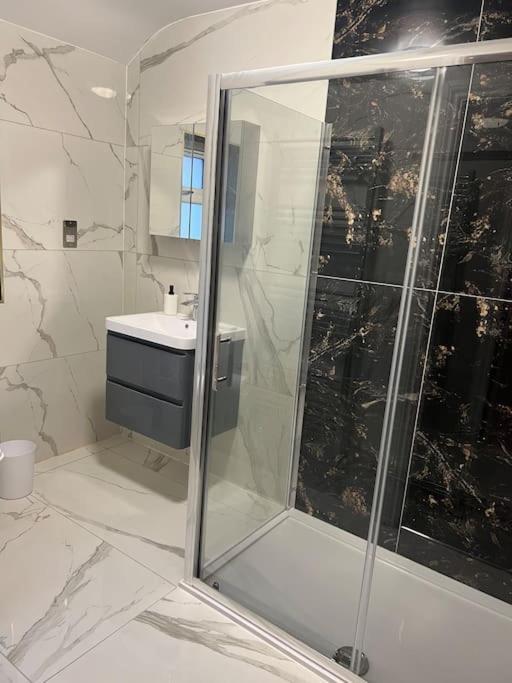 Potters Hideout- 2 Bedroom 2 Bathroom Apartment Watford  Luaran gambar