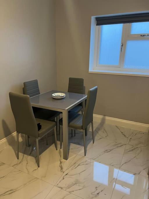 Potters Hideout- 2 Bedroom 2 Bathroom Apartment Watford  Luaran gambar
