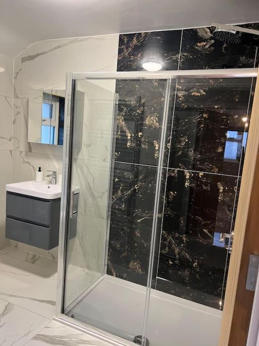 Potters Hideout- 2 Bedroom 2 Bathroom Apartment Watford  Luaran gambar